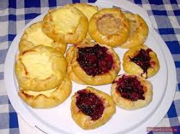 Als Watruschki Russisch Vatrushki Werden In Der Russischen Und Ukrainischen Kuche Susse Oben Offene Teigtaschen Rezepte Russisches Essen Ukrainische Rezepte