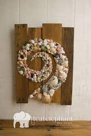 Ich zeige euch, wie ihr ein hübsches windspiel aus muscheln und treibholz ganz einfach selber basteln könnt. Pallet Art Natural Shell Spiral Wall Hanging By Tealelephantboutique 195 00 Nautical One Of A Kind Seashell Crafts Seashell Wall Decor Pallet Art