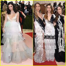 Opener the path seats us at the scene of the 2016 met gala, where lorde appeared with a broken arm and famously got several celebrities to sign her cast. Lorde Haim Rule The Red Carpet At Met Gala 2016 2016 Met Gala Grimes Haim Lorde Met Gala Just Jared Jr