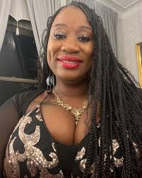 I know what i am thinking. What a gorgeous lady 🤩