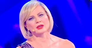 Antonella Elia a Belve, la confessione su Lele Mora: "Cosa mi ha costretta  a fare. Spremuta e gettata come un limone"