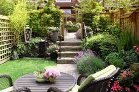 Wer einen garten oder eine terrasse besitzt, kann sich glücklich schätzen. Von Der Terrasse In Den Garten So Gelingt Ein Schoner Ubergang