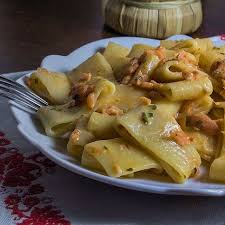 Calamarata Con Salmone Pomodorini E Panna Cibo Etnico Primi Piatti Di Pasta E Piatti Di Pasta