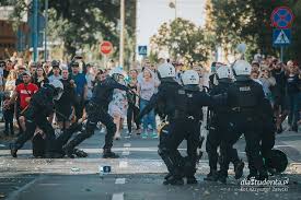W kierunku policjantów poleciały butelki, kamienie i cegłówki. Vb 6inqolctwum