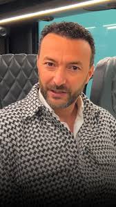 Nasrdin geeft ons een exclusief kijkje in de Bestemming X bus. De  belangrijkste plek voor de kandidaten in hun reis door Europa 🚍  #BestemmingX