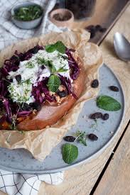 Susskartoffel Kumpir Mit Rosinen Rotkohl Salat Und Minz Joghurt Scones Berries Rezept Rezepte Mit Rotkohl Rotkohl Susskartoffel