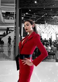 Hoàng yến từng cho biết, cô muốn hướng đến hình ảnh cá tính, vì thế người đẹp đã không ngại ép khuôn mặt xương, góc cạnh là một trong những yếu tố giúp hoàng yến thể hiện thành công hình. Sieu Máº«u Vo Hoang Yáº¿n Báº¯n Tiáº¿ng Anh NhÆ° MÆ°a HÆ°á»›ng Dáº«n Catwalk Táº¡i Vifw 2018