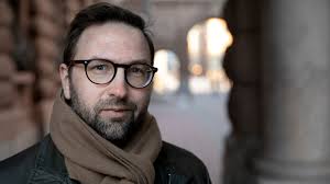 Fredrik Malm (L) har grävt i släktens kommunistiska historia