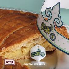 Sur Les Chapeaux De Roues La Feve Et La Couronne Gateaux Des Rois Dessert Feve Galette Des Rois