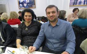 O πετροσ φιλιππιδησ παιζει drums με τον σταματη γονιδη στο τραγουδι ''εχω πεταξει μαζι. Giamoystarh Filippidhs Fwnh Ths Rodophs