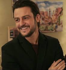 It's Christmas Eve! 🎄☃️ So here's this Angel themed behind the scenes  photo posted in September last year by GoodOmensPrime 😇📷 Link to post