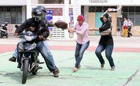 Kes ragut di malaysia semakin serius pada masa kini. Polis London Bakal Menggunakan Dron Untuk Menentang Jenayah Ragut Amanz