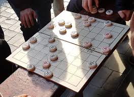El juego de mesa de toda la vida en el que juegan dos jugadores, tú contra la computadora y tienes que ir poniendo fichas de un color. Juegos Chinos