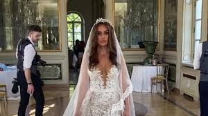 Check spelling or type a new query. Mit Ausschnitt So Schon Ist Kim Gloss Zweites Brautkleid Promiflash De