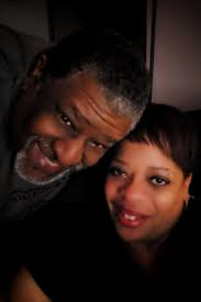 Are there other couples who take spontaneous photos together?