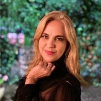 Debora Esteves's Instagram, Twitter & Facebook