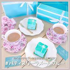 白と水色のカラーが素敵なケーキ屋さん パティスリー ラメールブルー ここでは絶品のケーキやドリンクが楽しめるんだって 特にプレゼントbox風のケーキは可愛すぎて食べるのがもったいなくなりそう お洒落な店内で優雅なカフェタイムを満喫してみてね