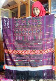Dikenal sebagai bagas godang, yang saat ini masih banyak bisa kita temui di daerah sipirok dan padang sidempuan. Ulos Batak Angkola Pesona Kain Adat Dari Tanah Batak Eva Riyanty Lubis