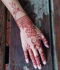Red Stage Of A Natural Henna Design In Gulf Style Rose Mehndi Designs Henna Designs Arm Henna Patterns
