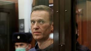 Navalnyj byl v únoru odsouzen k dvěma a půl letem odnětí svobody za zpronevěru, panuje ale přesvědčení, že je to záminka s cílem dostat opozičníka za mříže. Jailed Kremlin Critic Navalny Has Difficulty Speaking Loses More Weight Wife Says Al Arabiya English