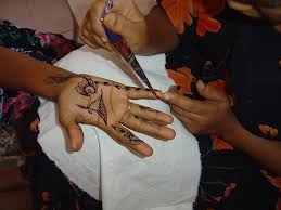 Tutorial simple henna designs with mehndi instan maroon colour by rara.this is my first video for mehndi designs.see another henna pic from my ig @raranyaayi. Foto Gratis Sesi Tato Henna Tangan Perempuan Djibouti Afrika Hippopx