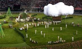 Дэвид бекхэм (в центре) управляет катером, на борту которого олимпийский факел, во время церемонии открытия лондонской олимпиады 2012 года, 27. Otkrytie Olimpiady V Londone Foto 15 Iz 20