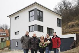 Weberhaus | weberhaus ist ein fertighaushersteller von hochwertigen, ökologischen häusern in holzbauweise. Hausubergabe Vom 37 000sten Weberhaus Weberhaus Gmbh Co Kg Pressemitteilung Lifepr