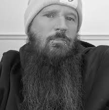 Hi everyone, just wondering what time do bands start playing at the  festival and what time do the last ones finish! Thanks 😊