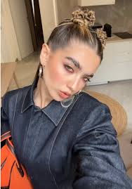 Il commento più divertente sulle sopracciglia vince!