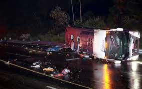 El saldo fue de tres personas sin vida. Accidente De Autobus Deja 13 Muertos En Carretera Mexico Toluca Potosinoticias Com