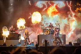In the distance, bassist jukka koskinen rests his head in his hands defeatedly. Nightwish Paljasti Uuden Basistinsa Nimen Wintersun Yhtyeestakin Tuttu Jukka Koskinen Tarttuu Basson Varteen Tulevilla Kiertueilla