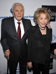 He died on february 22, 1999 in woodland hills, los angeles, california, usa. Kirk Douglas Stirbt Mit 103 Von Spartacus Bis Zum Trump Kritiker Stern De