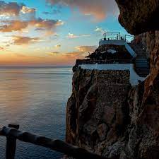 La cueva más visitada de menorca, cova d'en xoroi, cuenta con varias terrazas y miradores a diversas alturas. Das Am Besten Gehutete Geheimnis Der Cova D En Xoroi Travel Lost