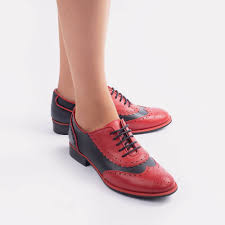 A porter tant avec une tenue de la dernière mode qu'avec une robe des seventies. Chaussures Oxford Femme Simone Noir Rouge