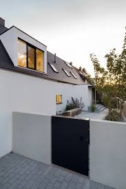 Umbau Und Erweiterung Wh Pr 2018 Eingangmodern Erweiterung Umbau Und In 2020 House Exterior House Entrance House Design