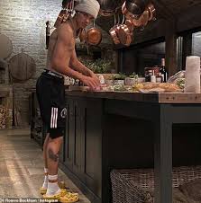 Stars who opened up about their sexuality and gender identity in 2021. Romeo Beckham Shares Shirtless Snap Cooking Up A Storm In The Kitchen Aktuelle Boulevard Nachrichten Und Fotogalerien Zu Stars Sternchen