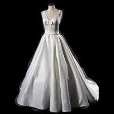Ariana looked stunning showcasing her slim figure in a satiny white wedding gown. China Oem Factory V Neck Jacquard Satin Bridal Gown Wedding Dresses Wt7416 China Wedding Dress And Wedding Dresses Price