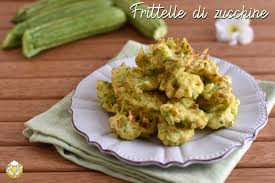 Preparare le zucchine lavare sotto l'acqua corrente le zucchine e con una grattugia da cucina, grattugiarle. Frittelle Di Zucchine Grattugiate In Pastella Ricetta Facile Con Video Cdm