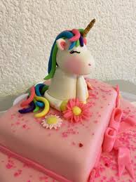 Pastel Rectantular Rosa Con Figura De Unicornio Encima Cumpleanos Unicornio Unicornio Comida Fiesta