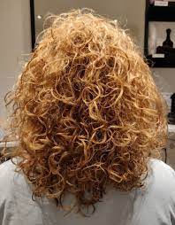 Pin Op Krullenknippen Krullenkapper Knippen Krullen Krulknippen Kapper Hairstyles Curls Curly