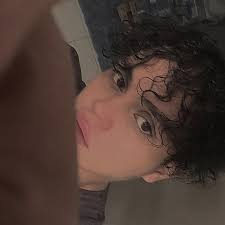 En la primera foto vemos a Demi Lovato en 2022, en la segunda foto vemos a  Demi en 2025, recordemos que la salud m3n•tal si es importante. Nos alegra  ver a Demi