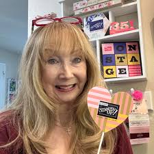 Coloring is easy with Stampin' Blends!  https://aromasandart.com/thoughtful-expressions-hummingbird/