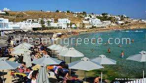 Η πλέον οργανωμένη και μεγαλύτερη παραλία του νησιού, για όσους προτιμούν μπάνιο με ανέσεις. Paralia Platys Gialos Mykonos Paralies Dreamingreece Com