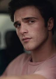 E se Jacob Elordi non fosse mai stato scelto per il ruolo di Nate Jacobs,  ma invece il ruolo fosse stato dato a qualcun altro? Chi sarebbe la tua  seconda scelta per