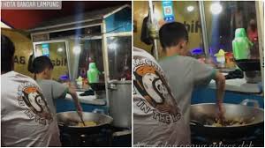 Meski mengeluarkan air mani saat malam hari di bulan puasa diperbolehkan, namun jika mengeluarkannya dengan cara onani maka hal tersebut menjadi haram hukumnya. Viral Bocah Jualan Nasi Goreng Di Malam Hari Bikin Netizen Salut Kumparan Com