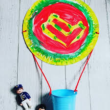 Mit Einem Pappteller Und Plastikbecher Kann Man Super Schnell Einen Heissluftballon Basteln Man Kann Ihn Nun Zum Spielen Oder Als Dekoration Furs Kinder Sombrero
