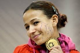 بطلة مغربية متوجة بالذهب تضع عبارة "الصحراء مغربية" على وجهها