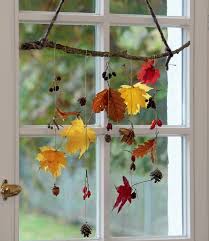 Herbstliche Mobiles Aus Blattern Und Fruchten Basteln Herbst Dekoration Basteln Herbst Fensterbild Basteln Herbst