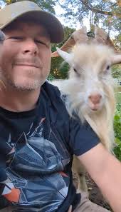 Aloha! It's #NationalHawaiiDay so here's a pic of Justin at premiere of the  short film he starred in titled "The Happiest Man Alive" during the Maui  Film Festival in 2010 🌅🌴🌺