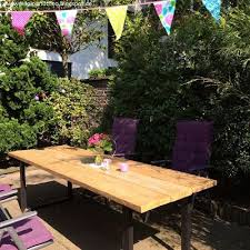 Upcycling Diy Tisch Aus Alten Gerustdielen Mit Bildern Holztisch Garten Diy Gartenbau Gartentisch